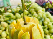 Tiêu dùng - Loại quả xưa có đầy ít người ăn, nay thành đặc sản nổi tiếng chị em thành phố mê tít, 70.000 đồng/kg