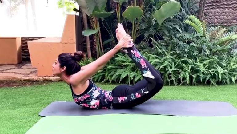 Cô cũng yêu thích bộ môn yoga.