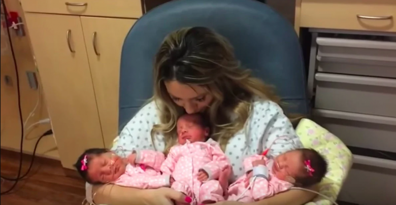 Người mẹ dành nụ hôn ngọt ngào cho những nàng công chúa bé bỏng sau khi trải qua hành trình vượt cạn gian khổ.