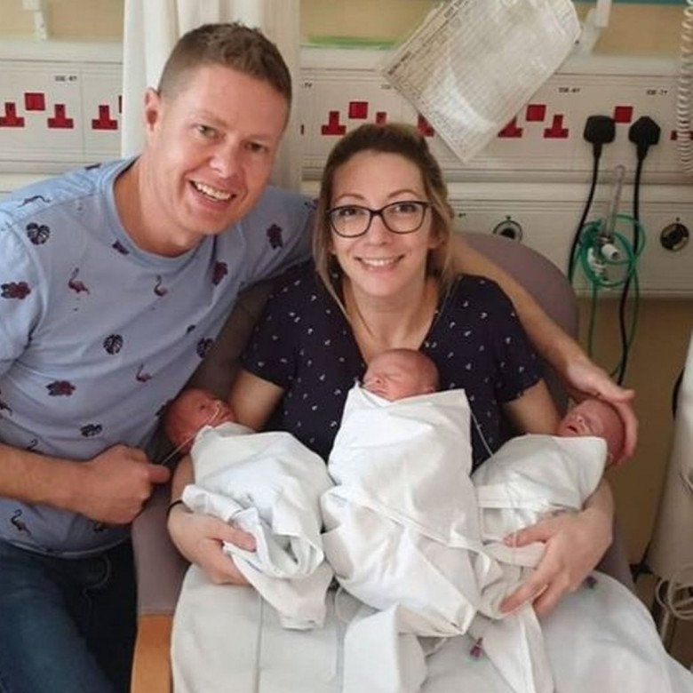 Nụ cười hạnh phúc của cha mẹ khi chào đón 3 thiên thần nhỏ nhắn, dễ thương đang say giấc nồng.