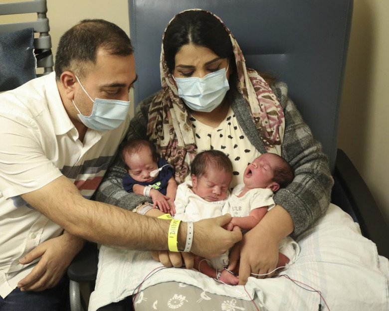 Anh Lawang Maywandi và vợ Arzo chào đón ba cậu con trai đáng yêu trong vòng tay ấm áp.