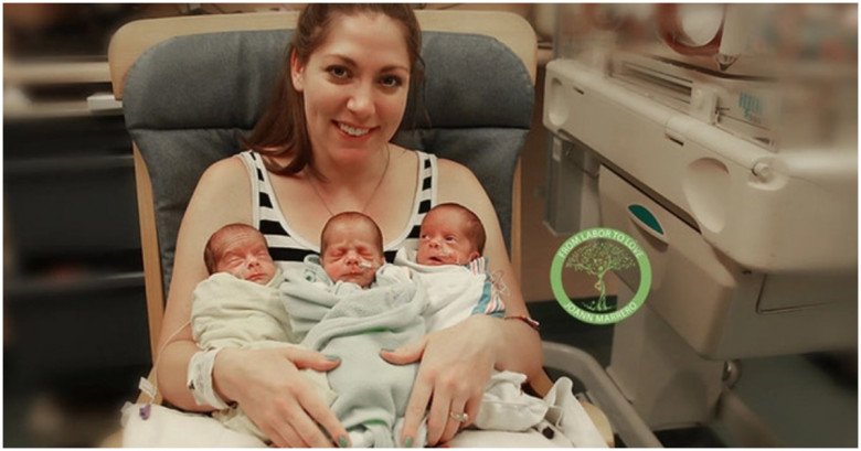 Người mẹ tên Jackie nở nụ cười hạnh phúc khi lần đầu được bế 3 cô con gái sinh 3 của mình sau hơn 100 ngày nằm lồng kính.