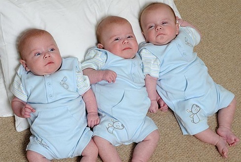 Một người mẹ ở Anh đã hạ sinh cùng lúc 3 bé trai giống hệt nhau, là cặp đa sinh cùng trứng cực hiếm, với tỷ lệ 200 triệu ca mới có một.