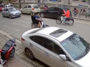 Clip: Tông lái xe máy dream ngã sấp, ô tô vỡ đầu và hành động đẹp của tài xế