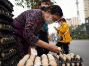 Tiêu dùng - Cận cảnh những điểm bán trứng gà giá siêu rẻ, "giải cứu" chỉ là chiêu bán hàng?