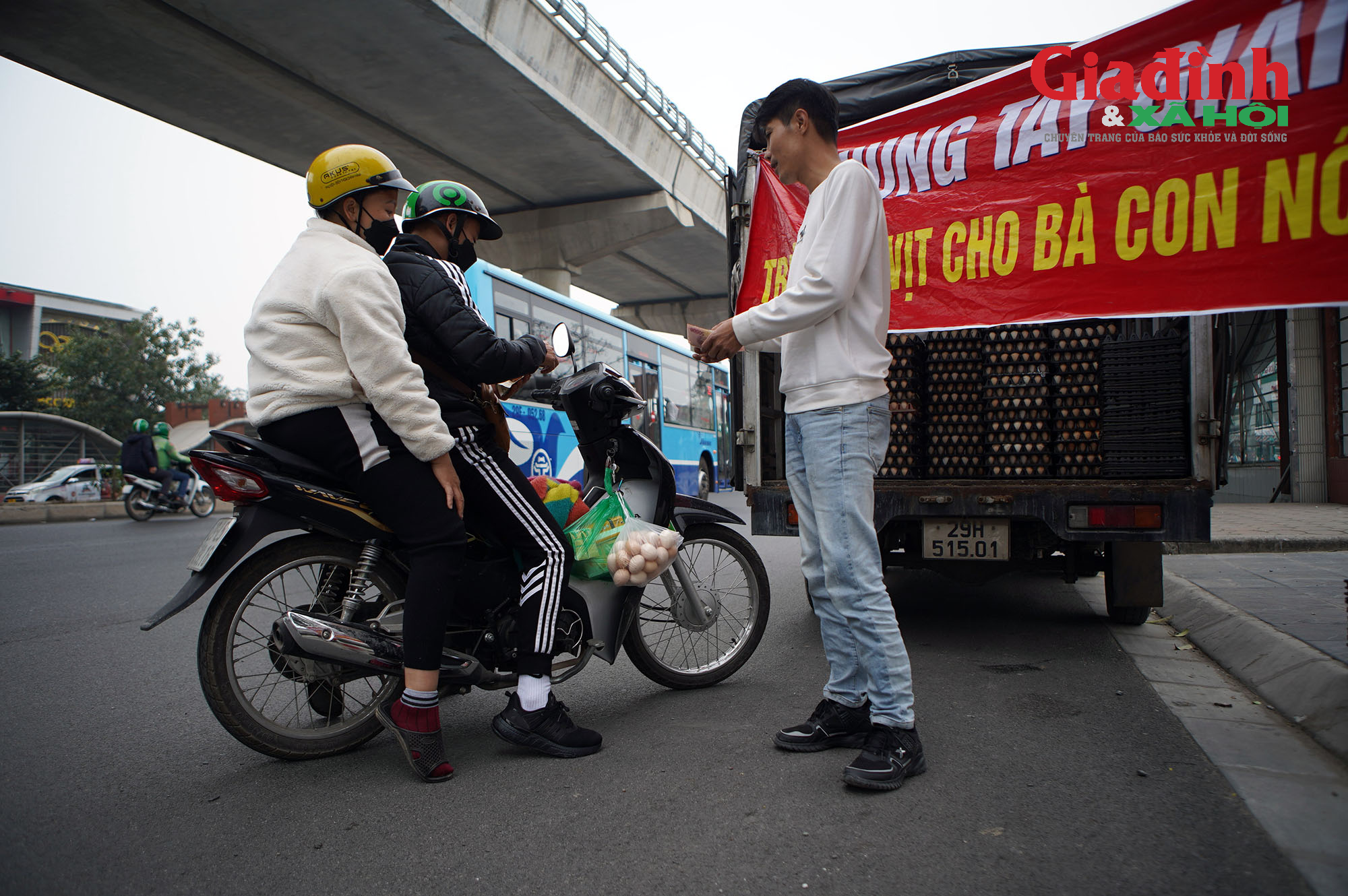Với mức giá công khai 65.000 đồng/30 quả cùng dòng chữ giải cứu, đã có rất nhiều người dân đã mua ủng hộ.