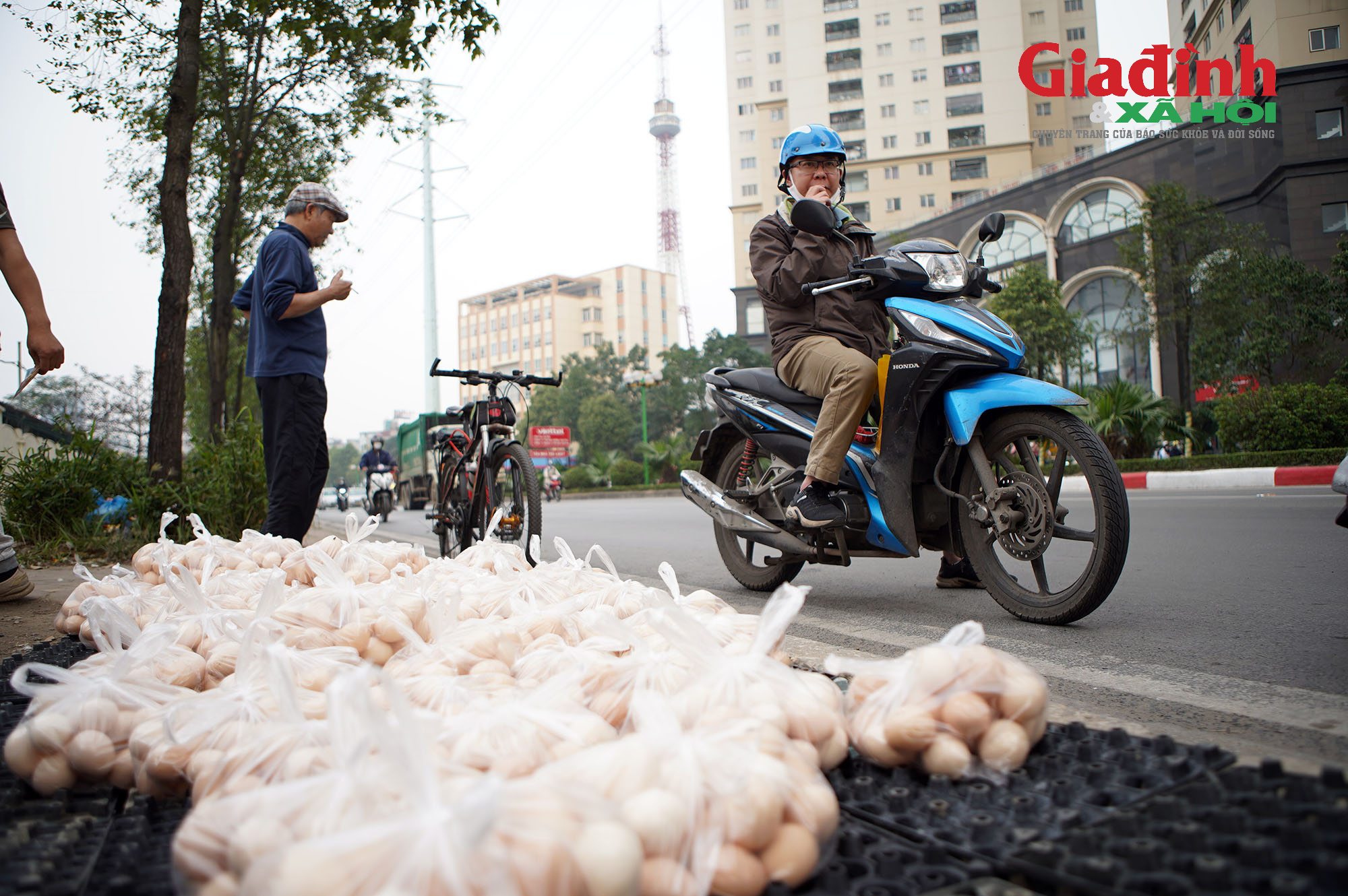 Tại đường Cầu Diễn, trứng gà được tiểu thương chia sẵn theo túi, mỗi túi 10 quả để dễ dàng phục vụ người mua ủng hộ.