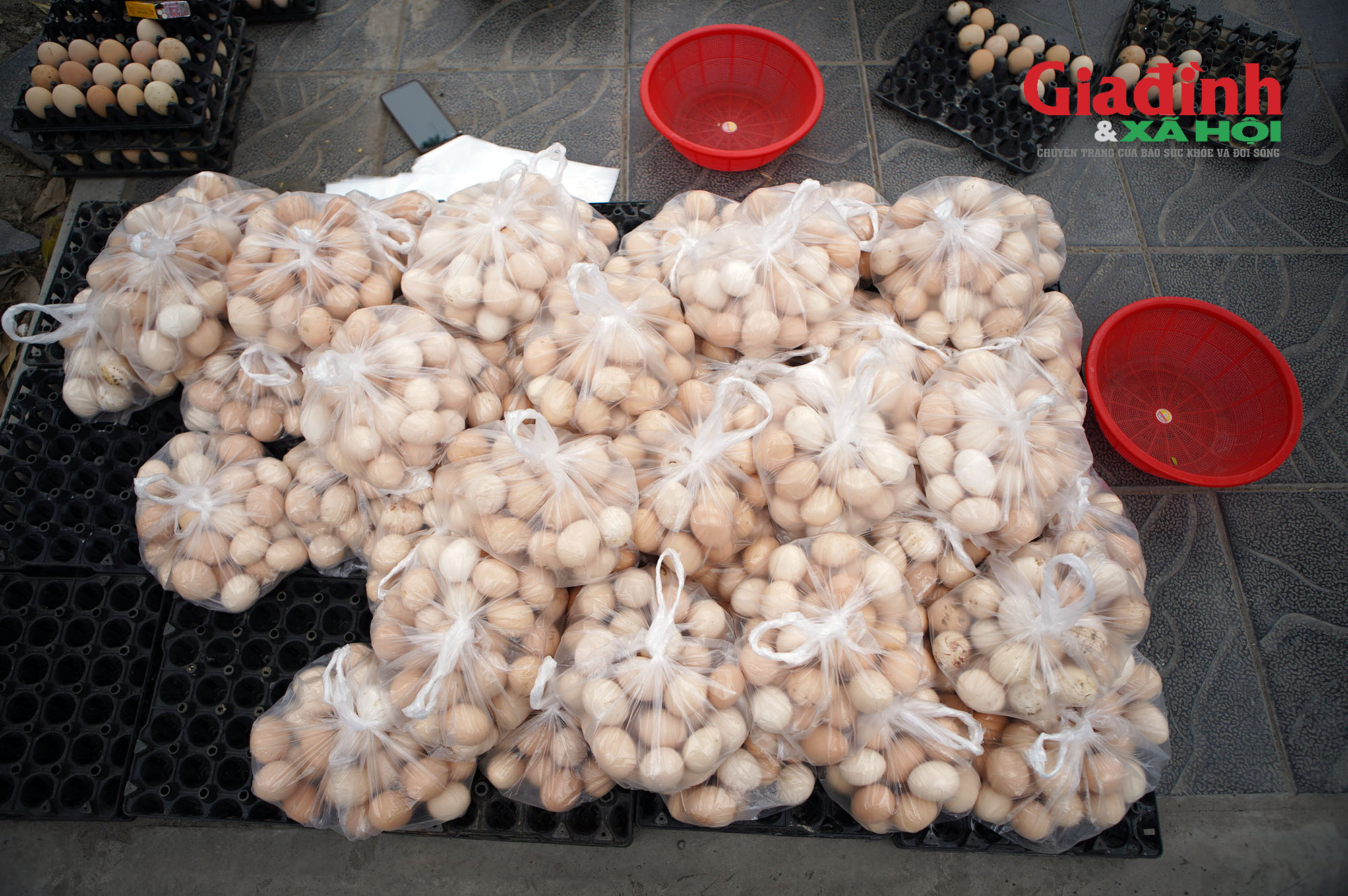 Ngoài ra, ở thời điểm hiện tại, thời tiết nồm nên dễ gây hỏng trứng, một số trang trại cũng khó khăn trong bảo quản trứng. Bởi vậy, việc đưa ra một số vỉa hè bán dưới hình thức giải cứu là giải pháp trước mắt buộc người chăn nuôi phải lựa chọn để tiêu thụ trứng.