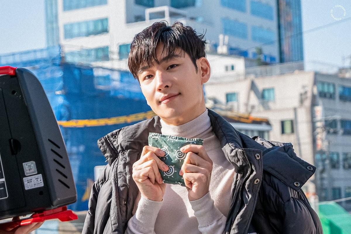 Nam diễn viên mặc áo dài Việt Nam gây chú ý trong Taxi Driver 2 là ai? - 12