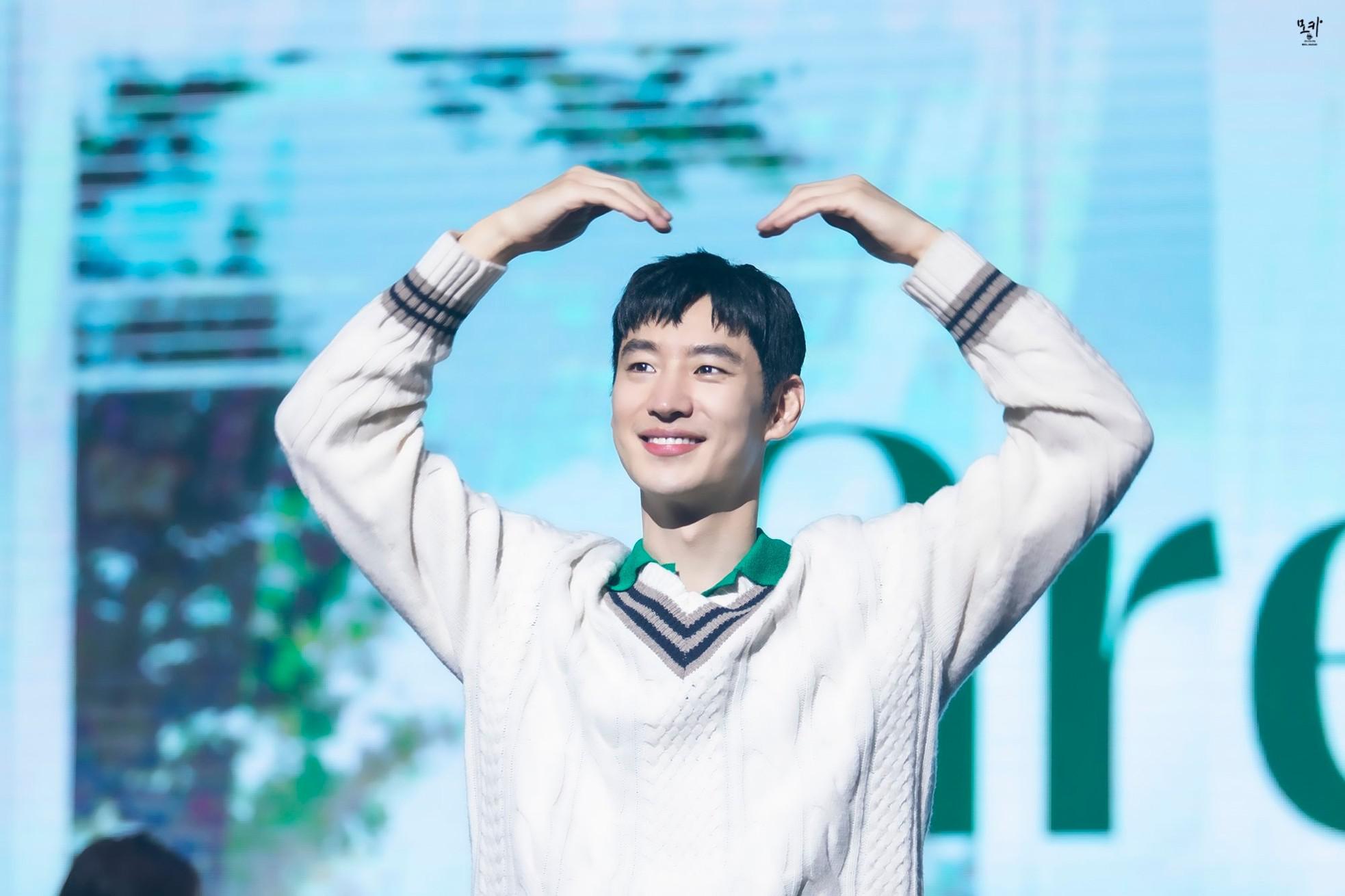 Nam diễn viên mặc áo dài Việt Nam gây chú ý trong Taxi Driver 2 là ai? - 9