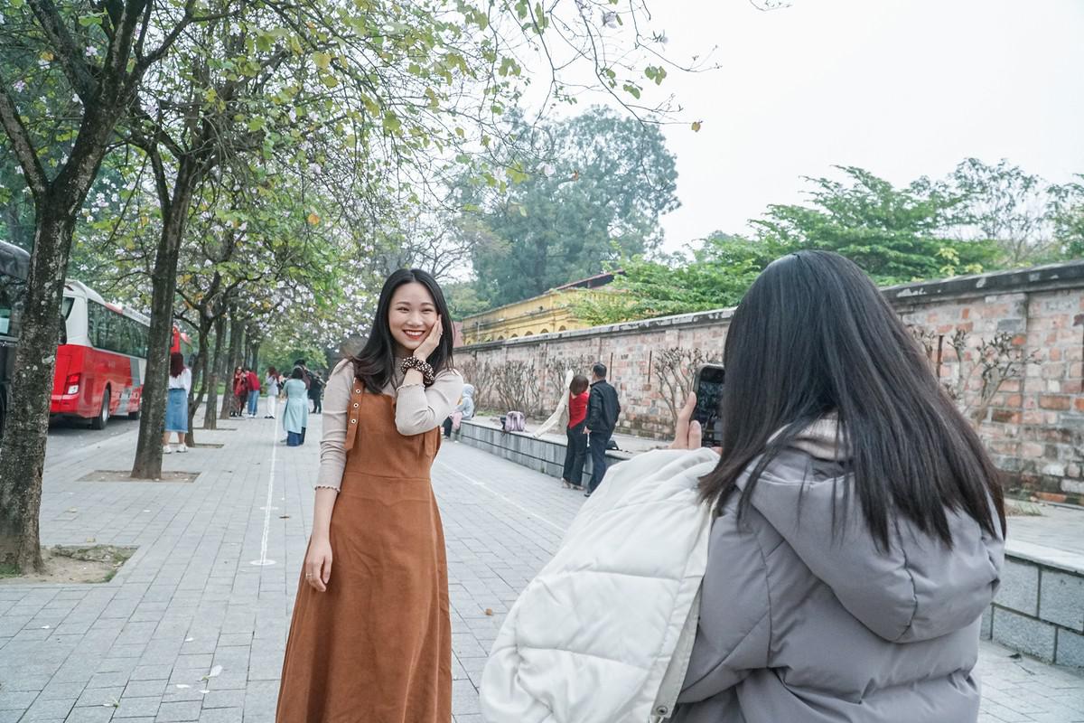 Người đến chụp ảnh ở mọi lứa tuổi, nhưng đông nhất là giới trẻ. Họ có thể thuê thợ ảnh riêng, hoặc đi từng cặp, từng đôi để tự chụp cho nhau.