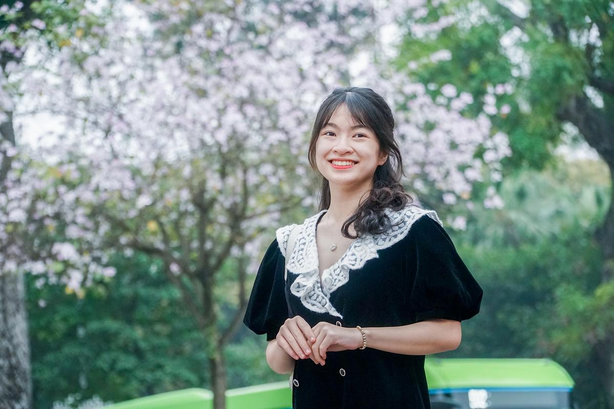 Thục Anh - bạn trẻ đến từ Nghệ An - cho biết: Em ra Hà Nội để đi chơi, tình cờ qua góc phố này thấy hoa ban nở trắng xóa rất lãng mạn, nên em cùng bạn đã chụp check-in để lưu lại những kỷ niệm đẹp nhất ở Thủ đô.