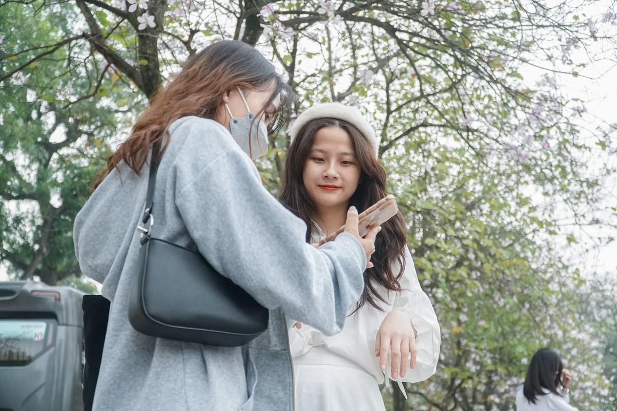 Hàng cây ban đường Hoàng Diệu tập trung trên vỉa hè dài khoảng 50m. Cây ở đây không quá cao, chỉ cần điện thoại cũng có thể ghi được những bức ảnh đẹp.