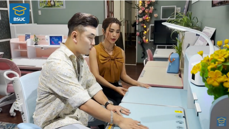 Vợ chồng ca sĩ Ưng Hoàng Phúc trải nghiệm sản phẩm bàn học thông minh tại showroom BSUC