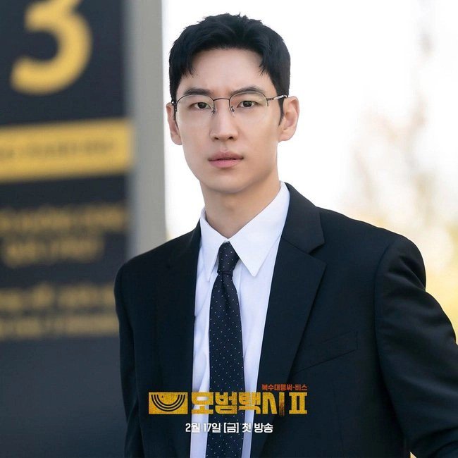 Nam diễn viên mặc áo dài Việt Nam gây chú ý trong Taxi Driver 2 là ai? - 5