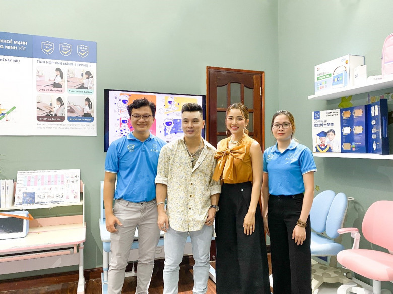 Vợ chồng ca sĩ Ưng Hoàng Phúc chọn mua bàn học thông minh BSUC cho con