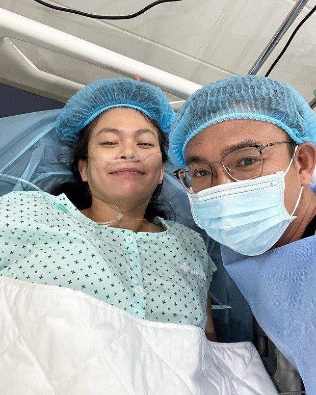 Có thể thấy rõ sự ân cần, hạnh phúc của nửa kia dành cho Mâu Thủy.