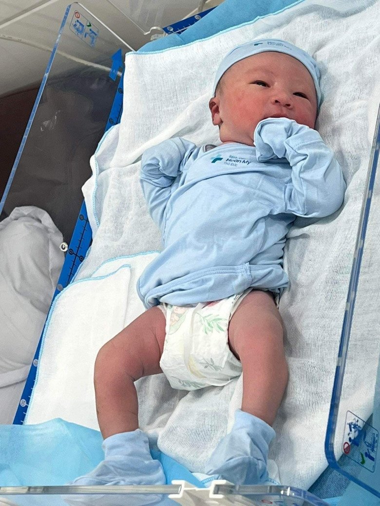 Thiên thần nhỏ chào đời với cân nặng 4,1kg.