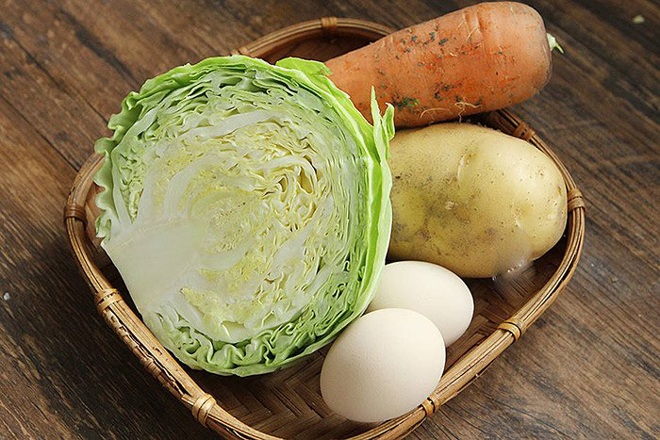 Mỗi nguyên liệu trong món canh đều củng cố hệ miễn dịch, phòng ngừa nhiều bệnh tật như cà rốt, bắp cải. (Ảnh minh họa)