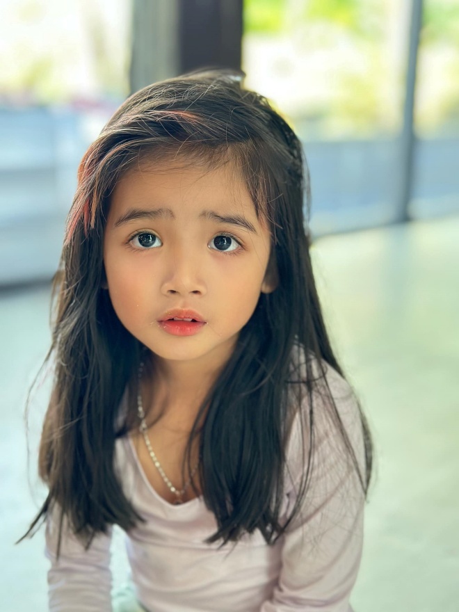 Cô bé sở hữu đôi mắt to tròn, đáng yêu.