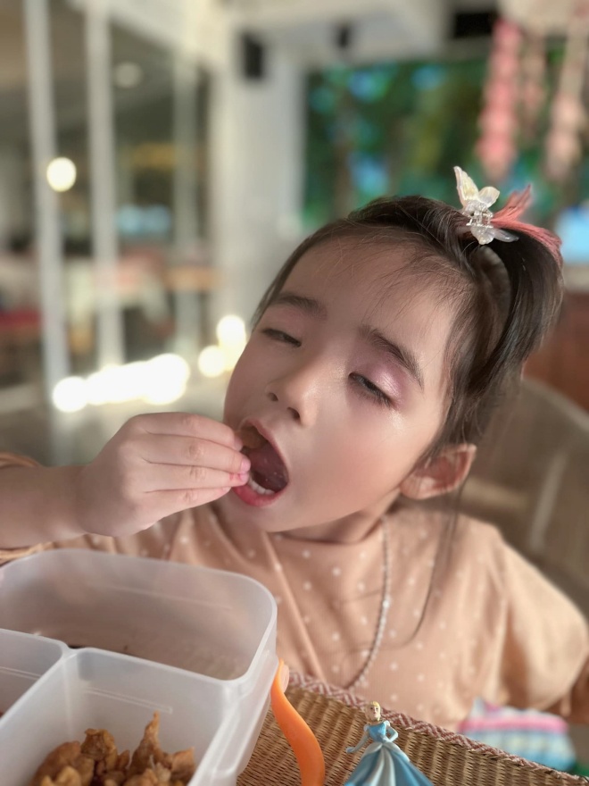 Có đôi lúc Aum cũng dìm hàng con gái như thế này.