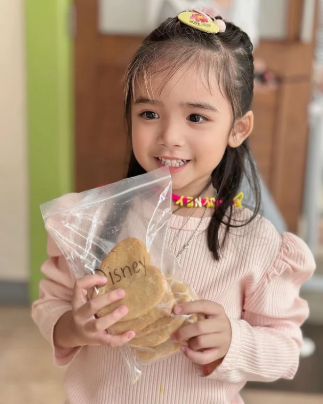 Aum rất chăm khoe con trên trang cá nhân.