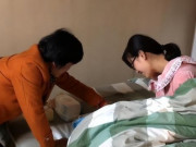 Làm mẹ - Nghe tiếng con khóc, mẹ vội chạy vào thì hoảng sợ trước cảnh mẹ chồng cầm kéo, tay con sơ sinh đầy máu