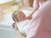 Tin tức - Sinh con bằng thụ tinh ống nghiệm, lớn lên thấy chẳng giống ai, cặp đôi bàng hoàng khi biết sự thật