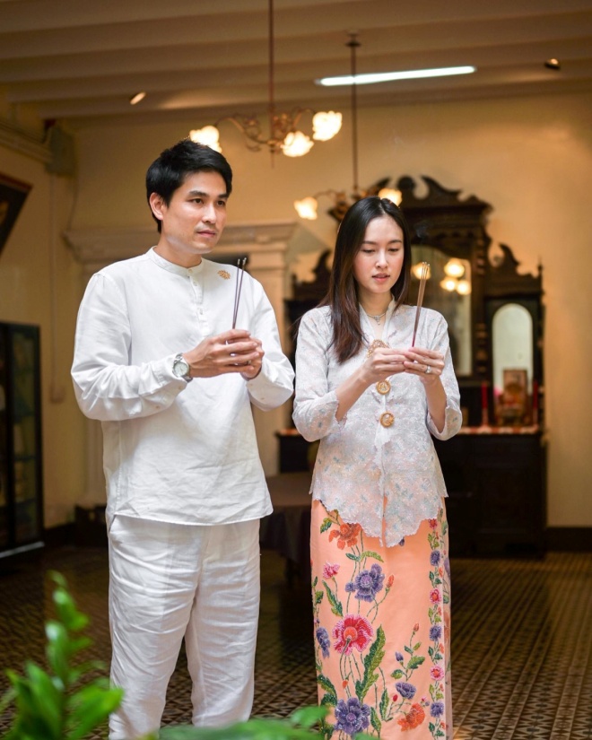 Nong Poy và chồng làm lễ gia tiên.