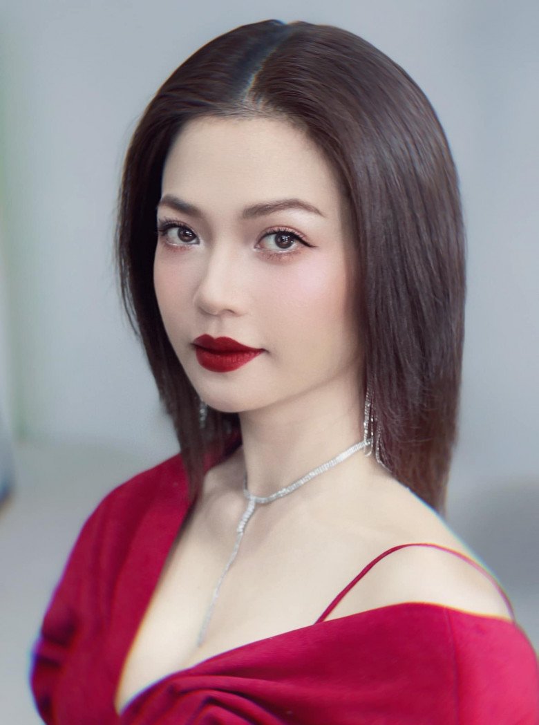 Cô chỉ cần một đường eyeliner kẻ sát chân mi và kéo dài đuôi mắt tạo thế cân xứng cho con ngươi to tròn.