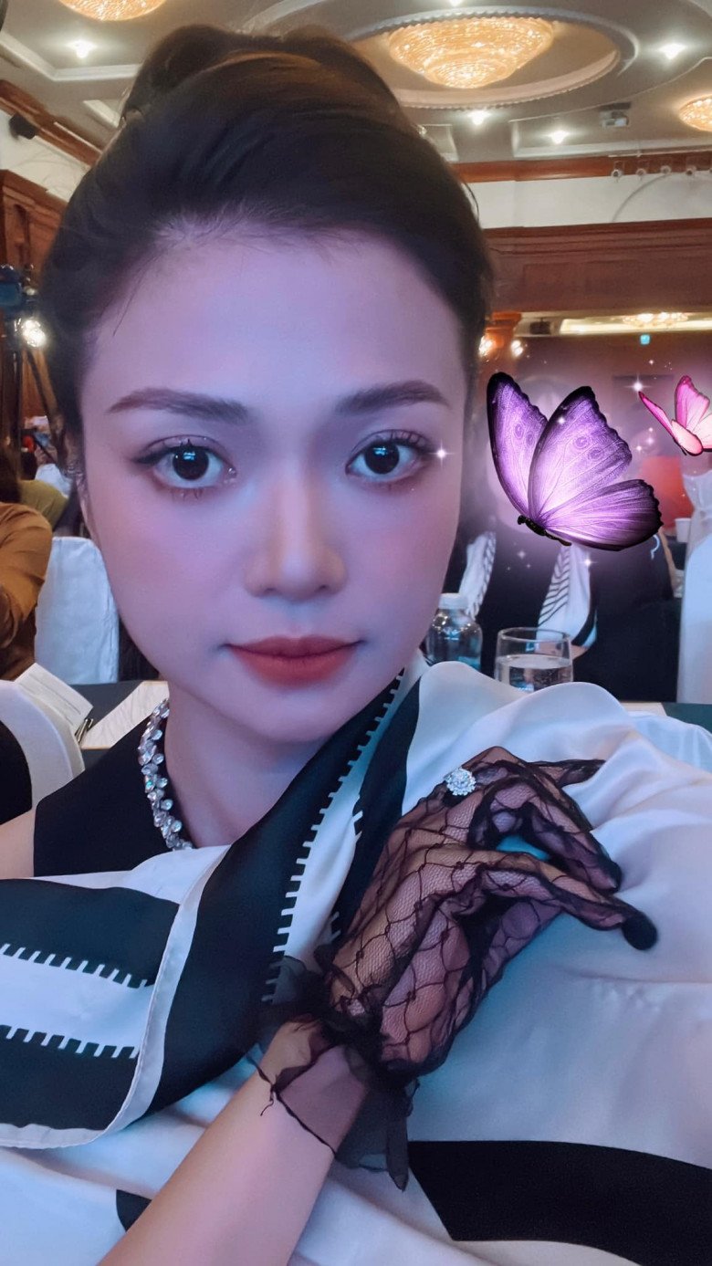 Nữ diễn viên được nhận xét là trẻ trung hơn nhiều so với tuổi trung niên. Người đẹp thôi miên với đôi mắt to tròn cùng gương mặt hài hòa, tự nhiên.