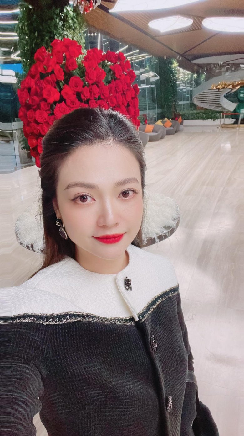 Năm xưa cô bị đánh giá là dừ hơn so với vai Quỳnh hồi trẻ song nếu ngắm dung nhan thì hiện tại của mỹ nhân tuổi 42 thì có lẽ nhiều người phải trầm trồ.