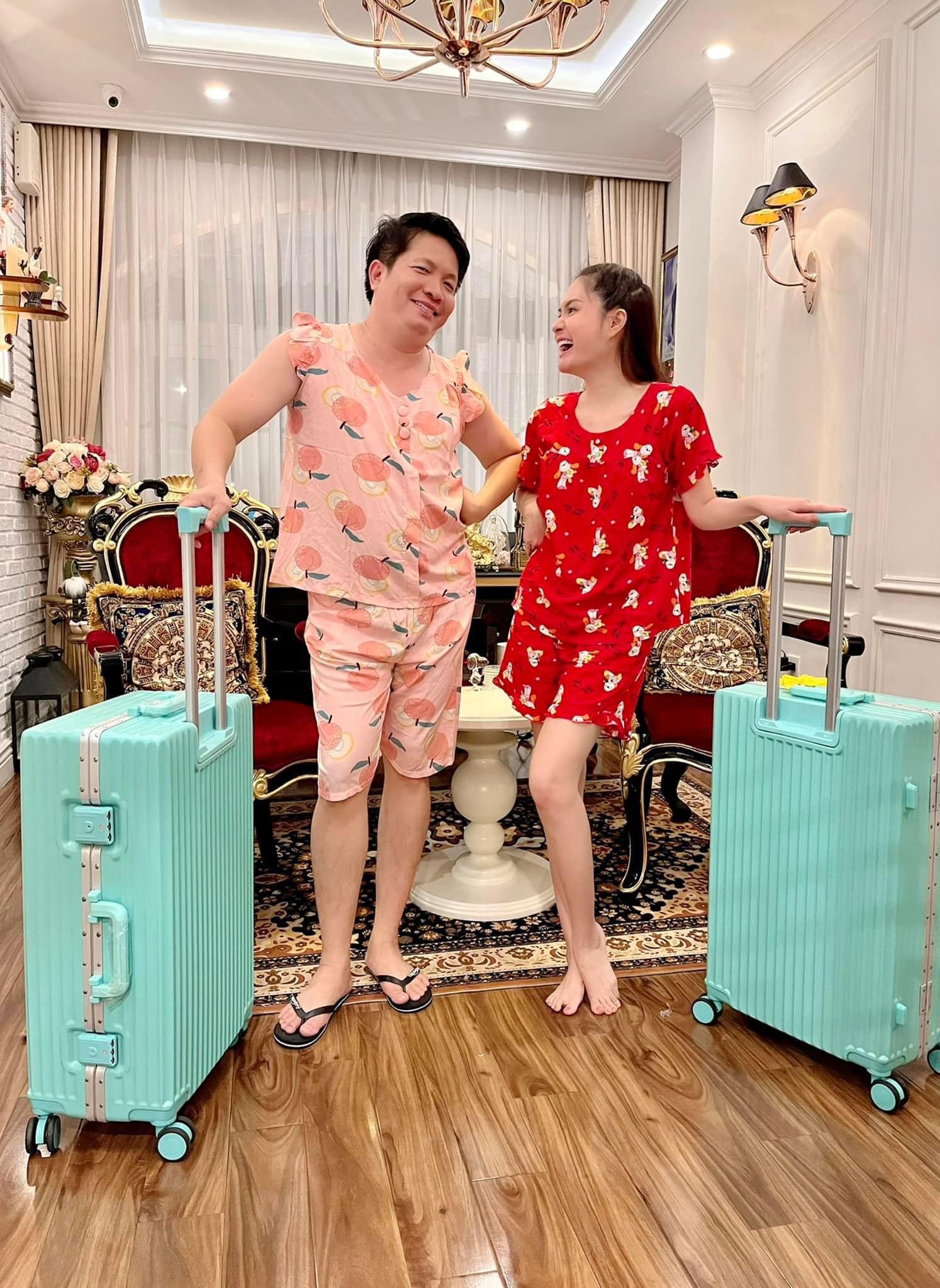 Đại gia Quận 7 không ngại mặc đầm, diện đồ bộ để làm vui lòng vợ.