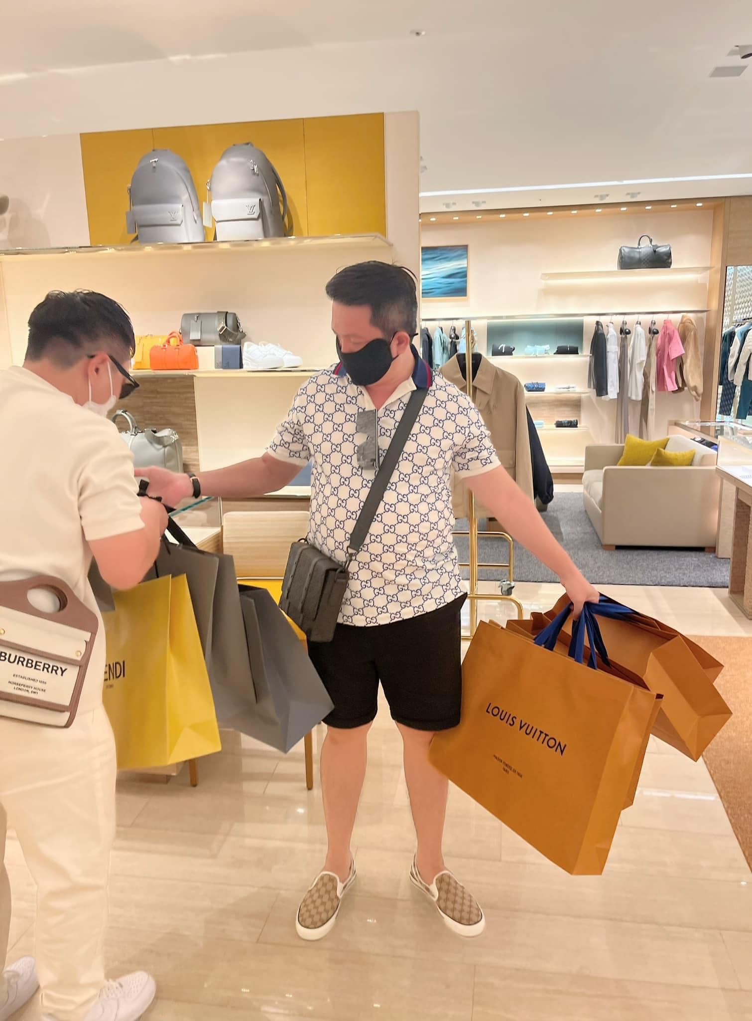 Anh tháp tùng bà xã mọi lúc mọi nơi, luôn để người thương tiêu tiền thoải mái.