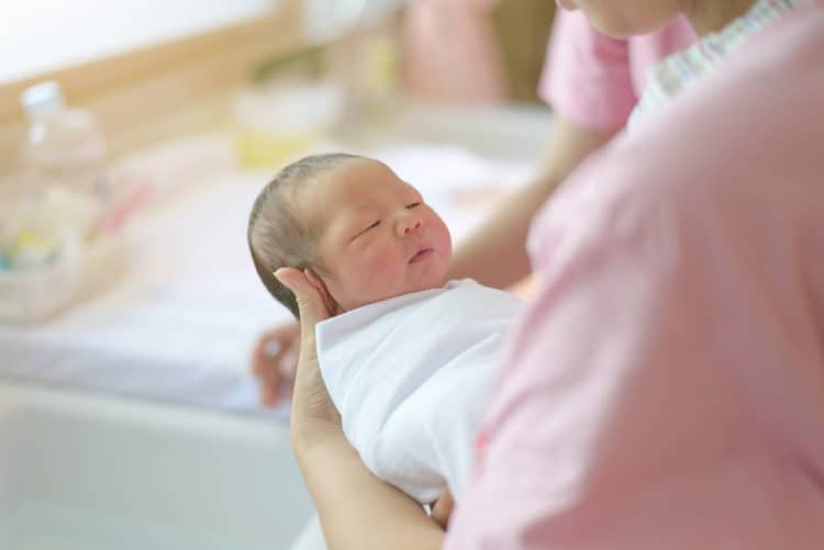 Sinh con bằng thụ tinh ống nghiệm, lớn lên thấy chẳng giống ai, cặp đôi  bàng hoàng khi biết sự thật