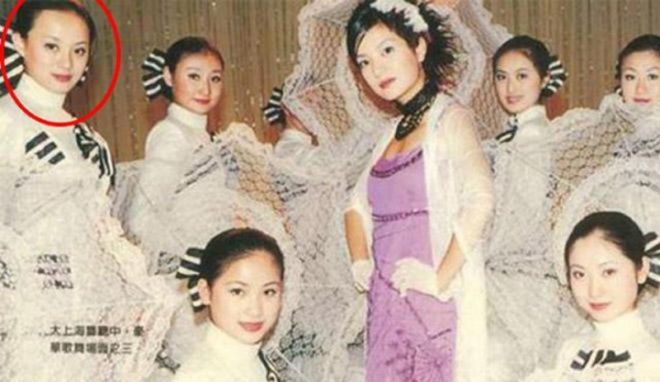 Tôn Lệ luôn đứng ngoài rìa mà không chen vị trí giữa.