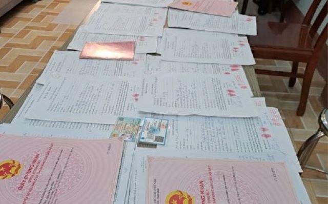 Tài liệu, tang vật công an thu giữ.