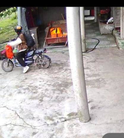 Hình ảnh nữ sinh P.H.L.N. ra khỏi nhà trước lúc mất liên lạc.