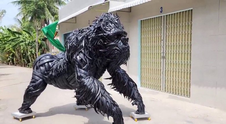 Triệu Thành bắt tay thực hiện mô hình King Kong từ cuối năm 2022 và sau hơn 2 tháng đã hoàn thiện, phiên bản hoàn chỉnh có trọng lượng 300kg, cao 2,2m, ngang 1,5m, dài 2,5m; 3-4 người ngồi lên vẫn được.