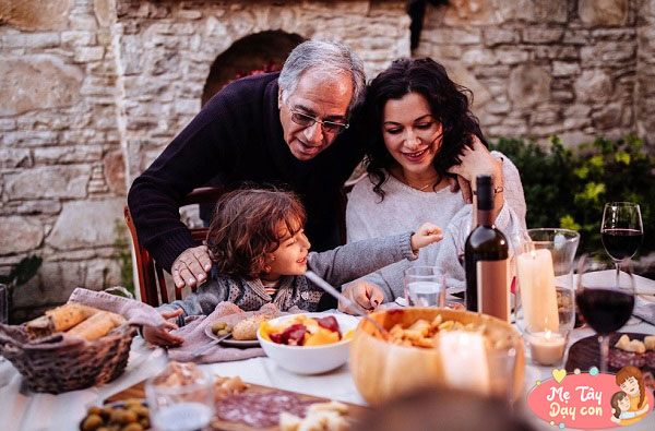 Trẻ lớn và thanh niên ở Italia được phép thưởng thức rượu vang với gia đình trong bữa tối.