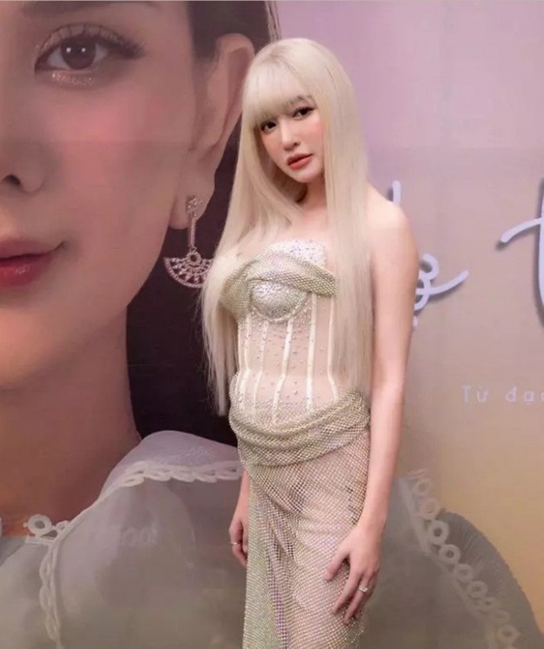 Trong 1 sự kiện, không hiểu do cách chọn đồ hay do góc chụp có vấn đề mà Elly Trần lộ vòng 2 lùm xùm bất thường.