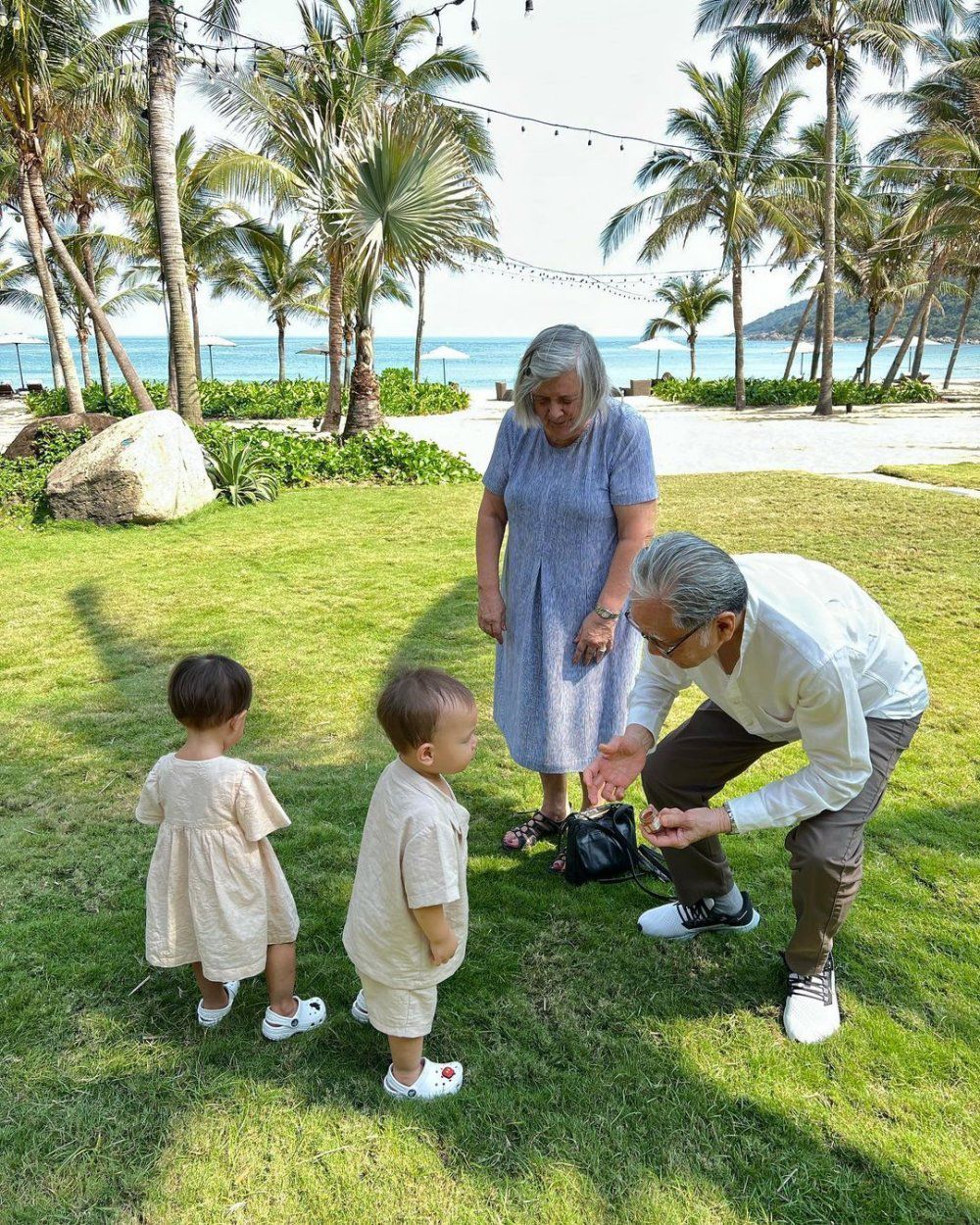 Hình ảnh ông bà quây quần bên các cháu khiến Hồ Ngọc Hà và Kim Lý vô cùng hạnh phúc.