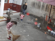 Tin tức - Mẹ đơn thân tái hôn, cúi đầu vừa khóc vừa quét sân, con gái 6 tuổi nói một câu lập tức bố dượng xấu hổ