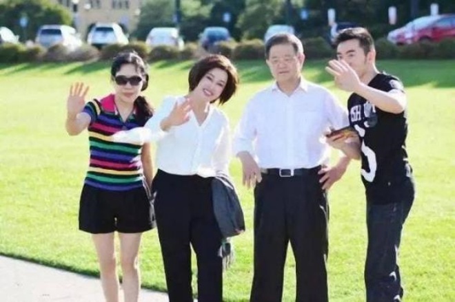 Nàng Võ Tắc Thiên vẫn trẻ như sinh viên trong khi chồng đã bạc.