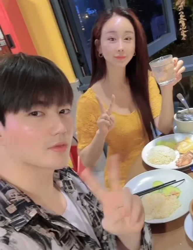 Ham So Won và ông xã Trần Hoa ăn cơm gà tại Việt Nam.