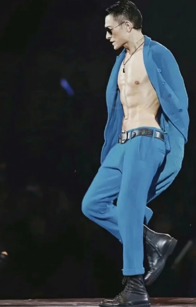 Lưu Đức Hoa với vòng bụng săn chắc, eo thon.