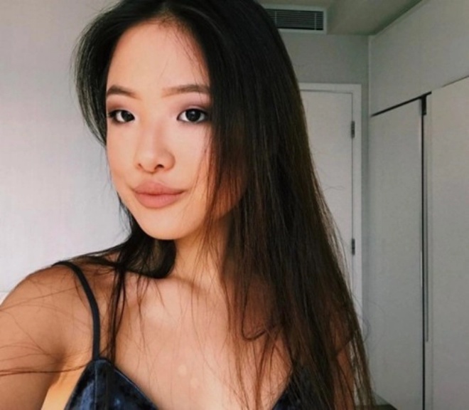 Cô bé càng lớn càng nữ tính và xinh đẹp.