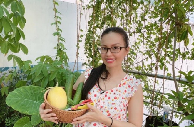 Giàu nứt vách vẫn tự trồng rau: Cẩm Ly ăn không hết mang cho, Elly Trần làm cô bán rau thất nghiệp - 4