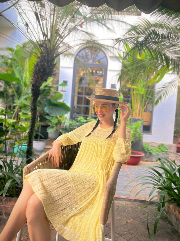 Cô cũng chuyển sang diện những mẫu váy áo dáng rộng.