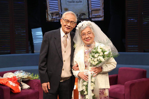 Sau 60 năm ngày cưới, cặp đôi bác sĩ BV Việt Đức mới được chụp một chiếc ảnh cưới đúng nghĩa. 